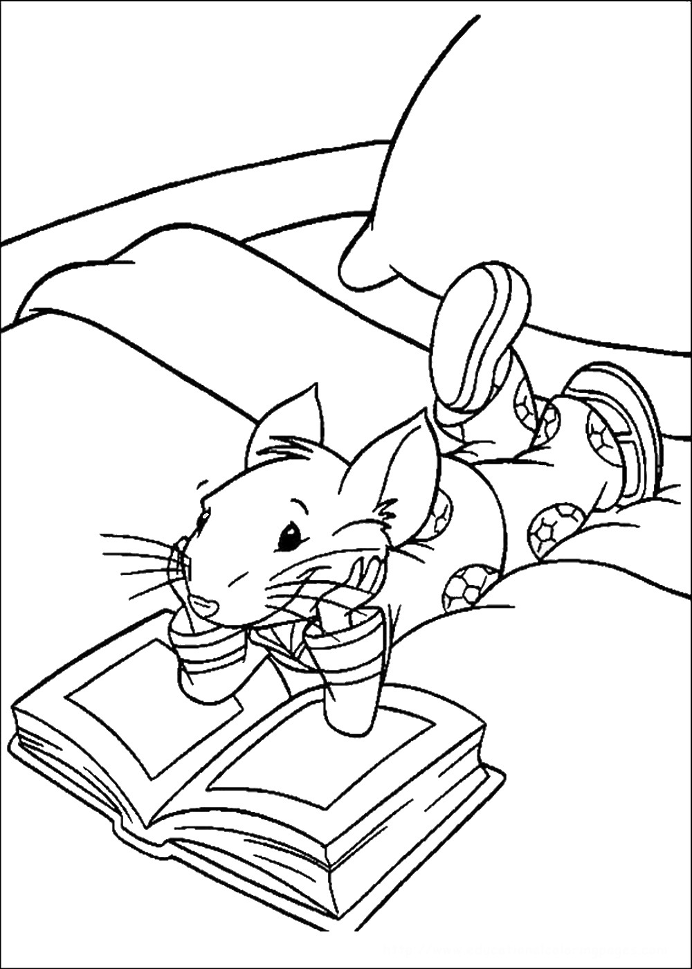 Раскраска мышь с книгами для детей